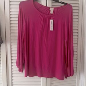 A Sz L Chico’s top w/1/4 inch slitted arm,   ( shows wrists arm) W/Tags